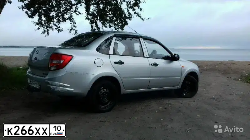 Фото автомобиля LADA 2190 GRANTA, 2012 — госномер Т351ЕХ76. Цвет: Серебристый