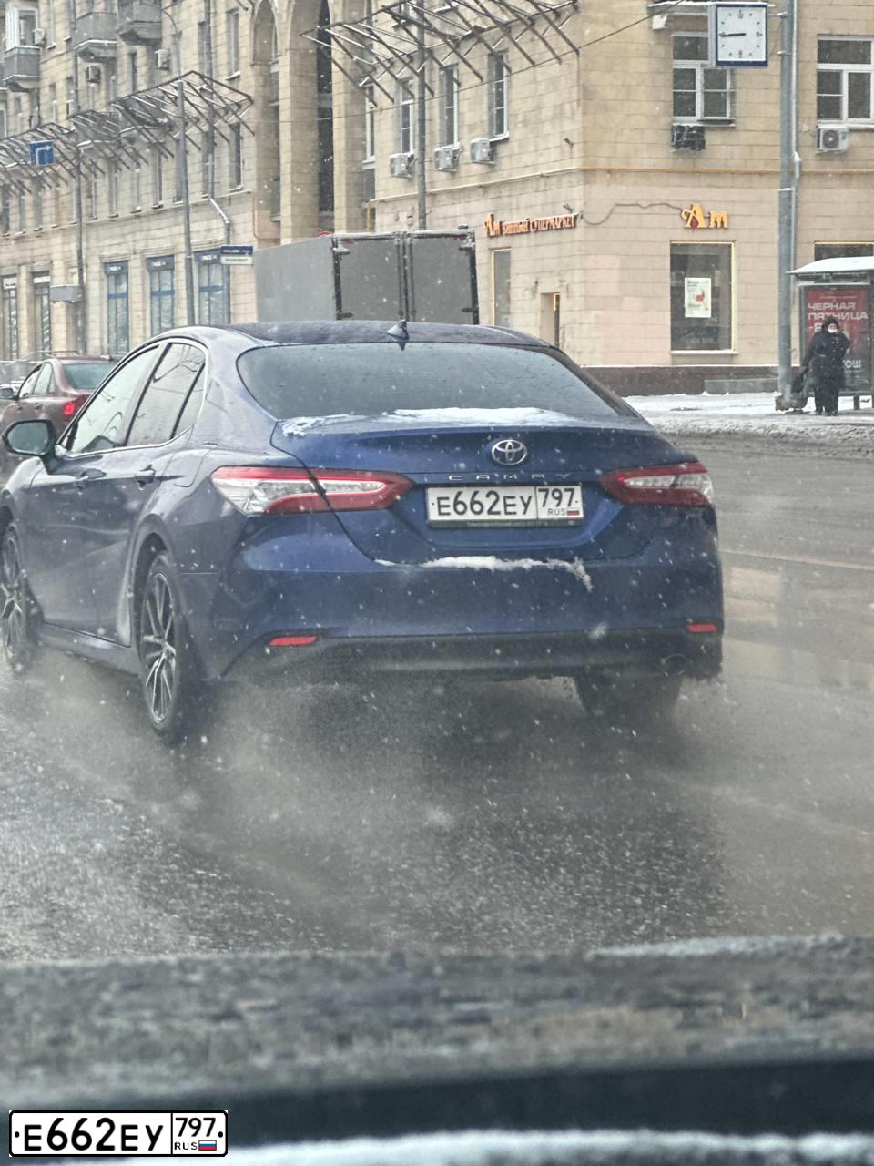 Фото автомобиля TOYOTA CAMRY АХVА70L RЕZNВХ, 2021 — госномер Е662ЕУ797. Цвет: синий