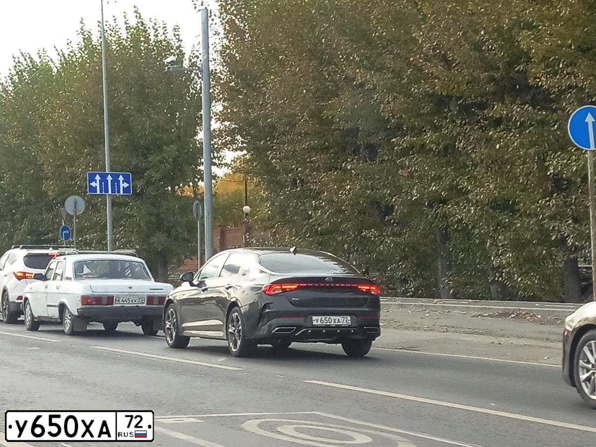 Фото автомобиля KIA K5, 2020 — госномер У650ХА72. Цвет: СЕРЫЙ