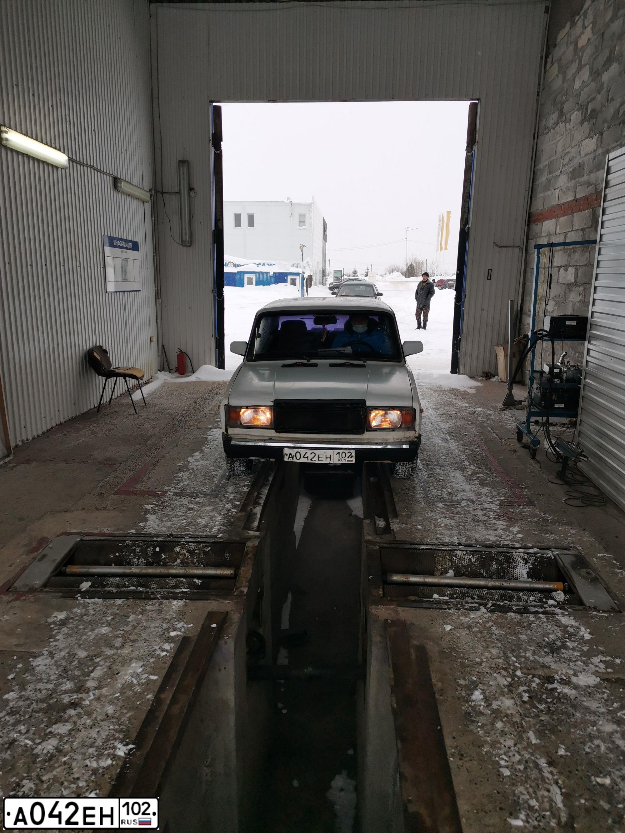 Фото автомобиля LADA 2107, 2001 — госномер А042ЕН102. Цвет: ЯРКО-БЕЛЫЙ