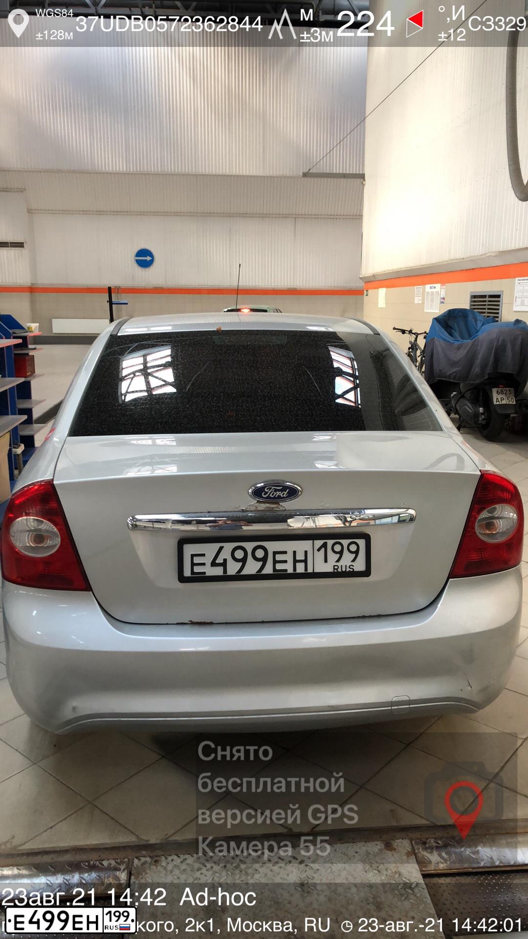 Фото автомобиля FORD FOCUS, 2008 — госномер Е499ЕН199. Цвет: Серебристый