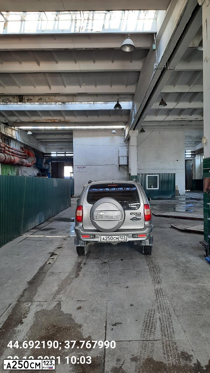 Фото автомобиля CHEVROLET NIVA, 2009 — госномер В555МО93. Цвет: СЕРО-КОРИЧНЕВЫЙ МЕТАЛЛИК