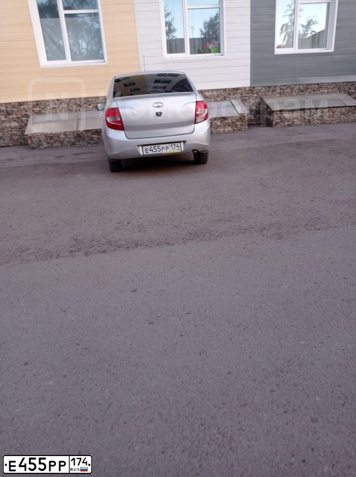 Фото автомобиля LADA 2190 GRANTA, 2013 — госномер Е455РР174. Цвет: СЕРЕБРИСТЫЙ