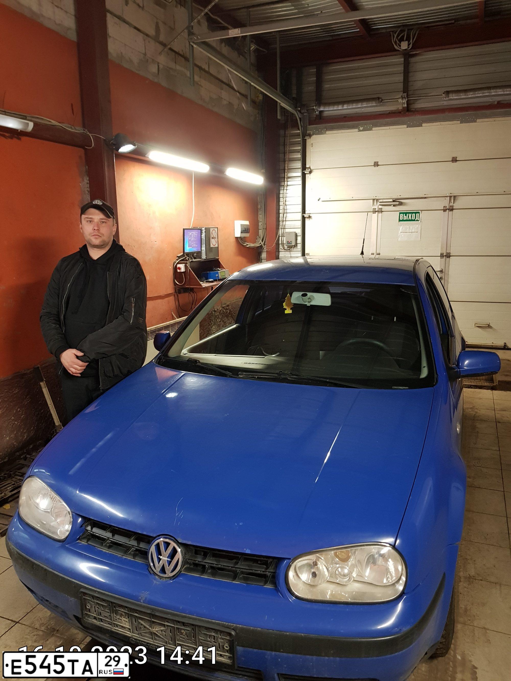 Фото автомобиля VOLKSWAGEN GOLF, 2001 — госномер О425ОУ29. Цвет: синий