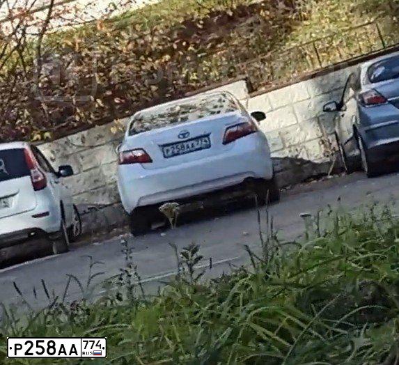 Фото автомобиля TOYOTA CAMRY, 2010 — госномер О001ВА174. Цвет: Белый