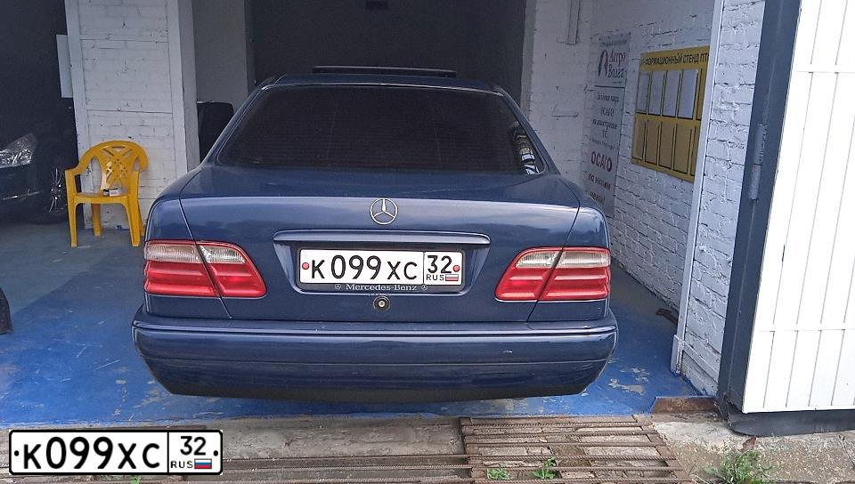 Фото автомобиля MERCEDES E-KLASSE, 1996 — госномер К099ХС32. Цвет: Темно-синий