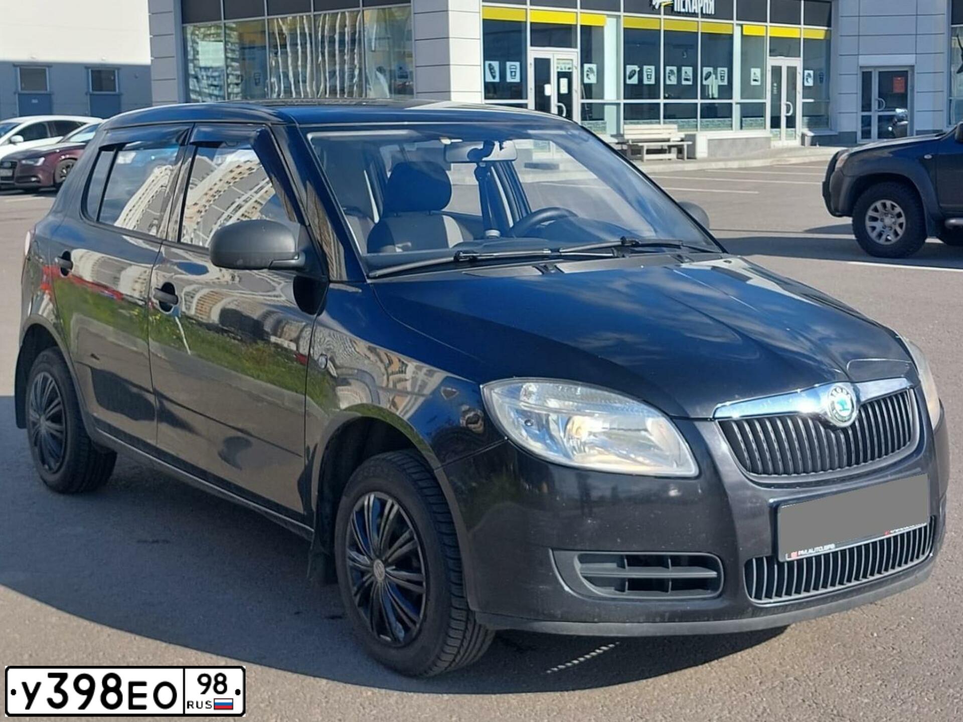 Фото автомобиля SKODA FABIA, 2008 — госномер Т098МА60. Цвет: ЧЕРНЫЙ