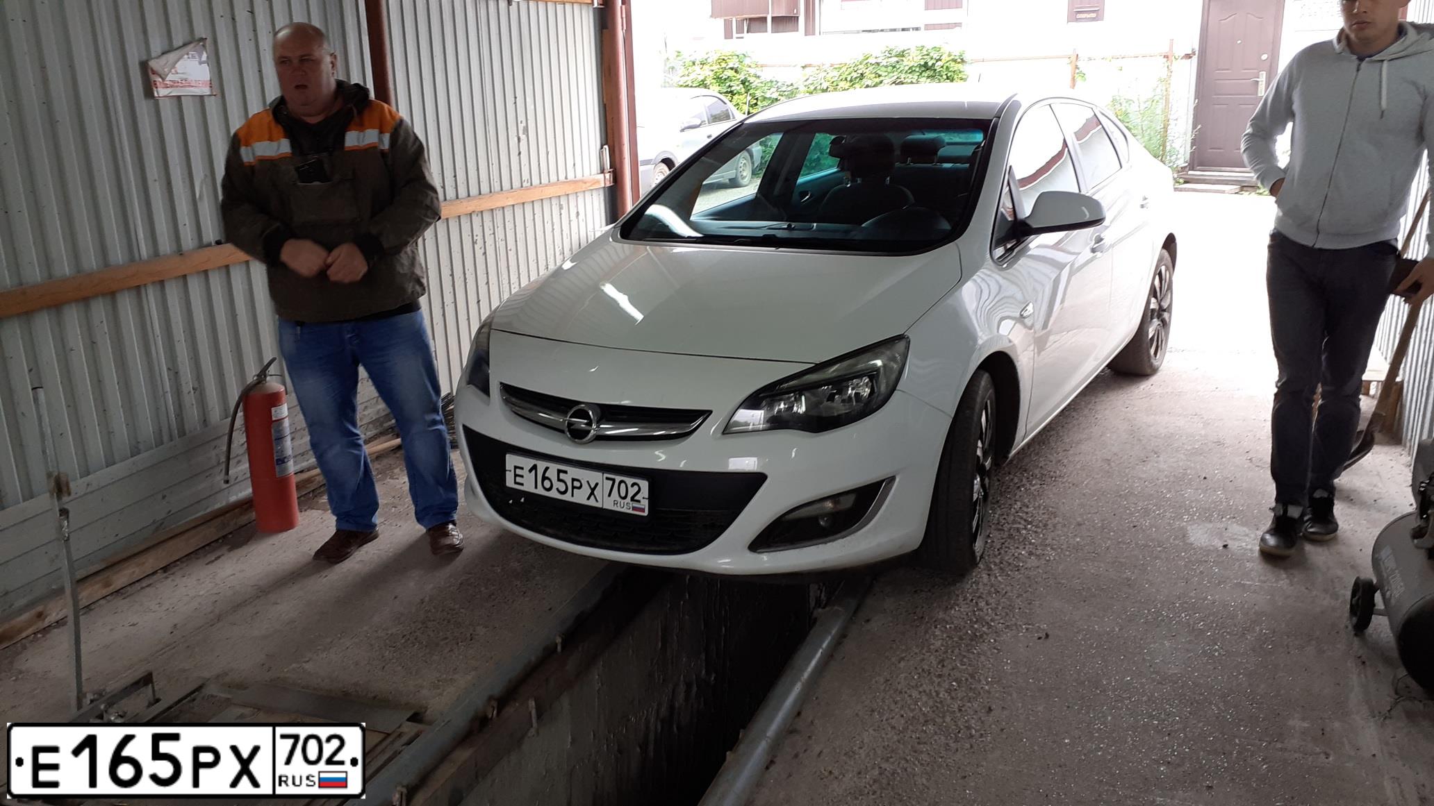 Фото автомобиля OPEL ASTRA, 2013 — госномер А001МР174. Цвет: Белый