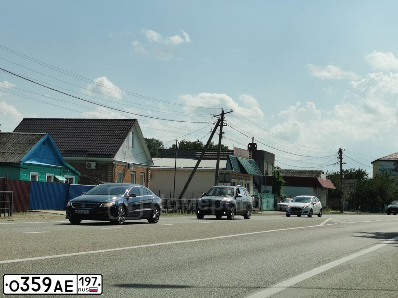 Фото автомобиля VOLKSWAGEN CARAVELLE, 2010 — госномер О359АЕ197. Цвет: СВЕТЛО-СЕРЫЙ