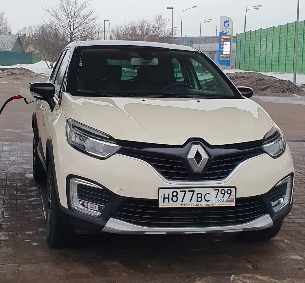 Фото автомобиля RENAULT KAPTUR, 2017 — госномер В504КВ977. Цвет: светло-бежевый коричневый