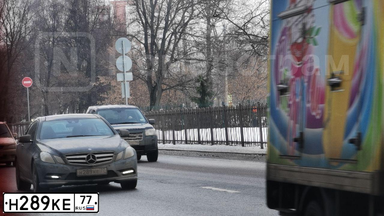Фото автомобиля MERCEDES-BENZ E200, 2013 — госномер С272АР977. Цвет: ЧЕРНЫЙ