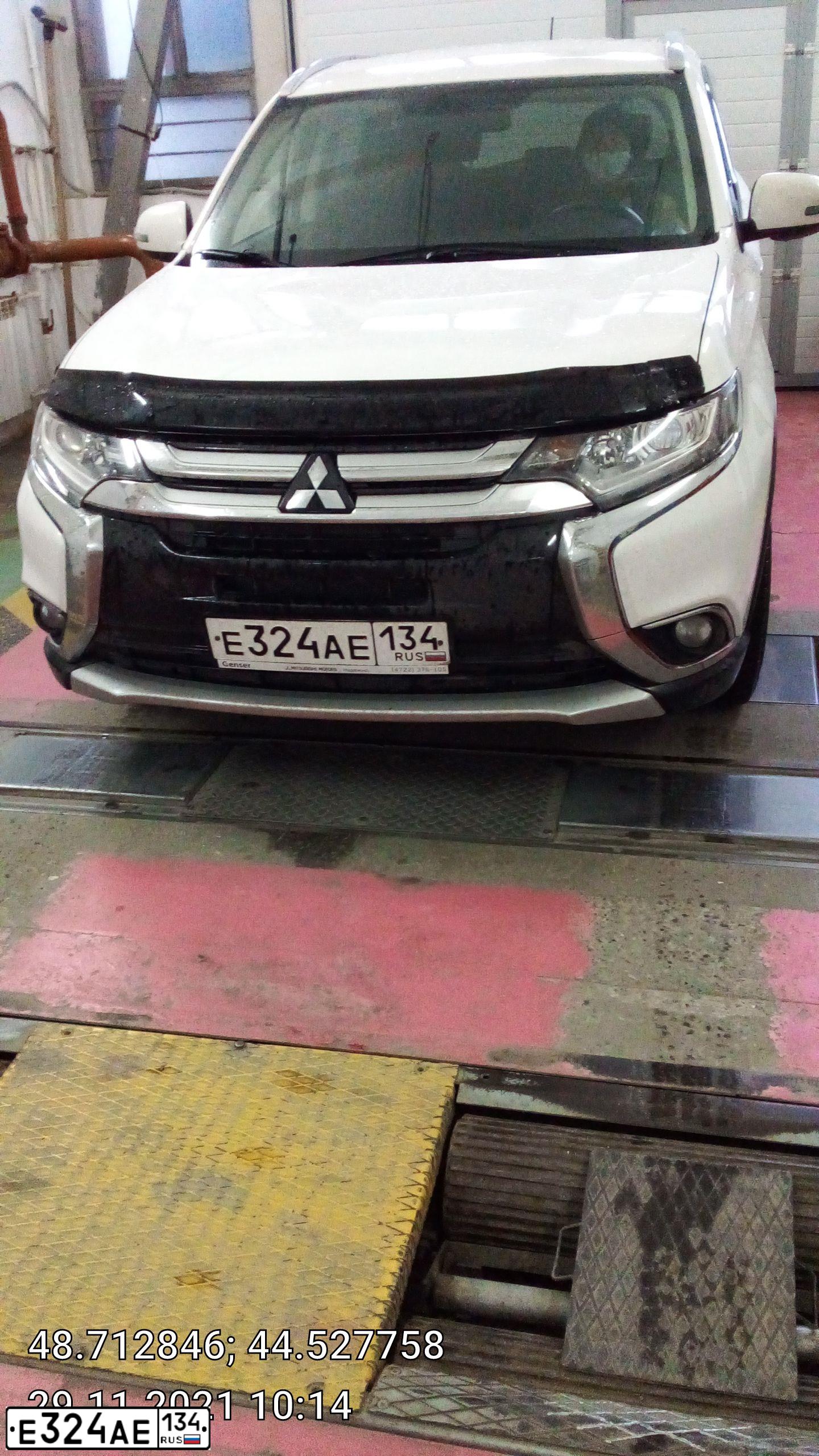 Фото автомобиля MITSUBISHI OUTLANDER, 2016 — госномер Е324АЕ134. Цвет: Белый