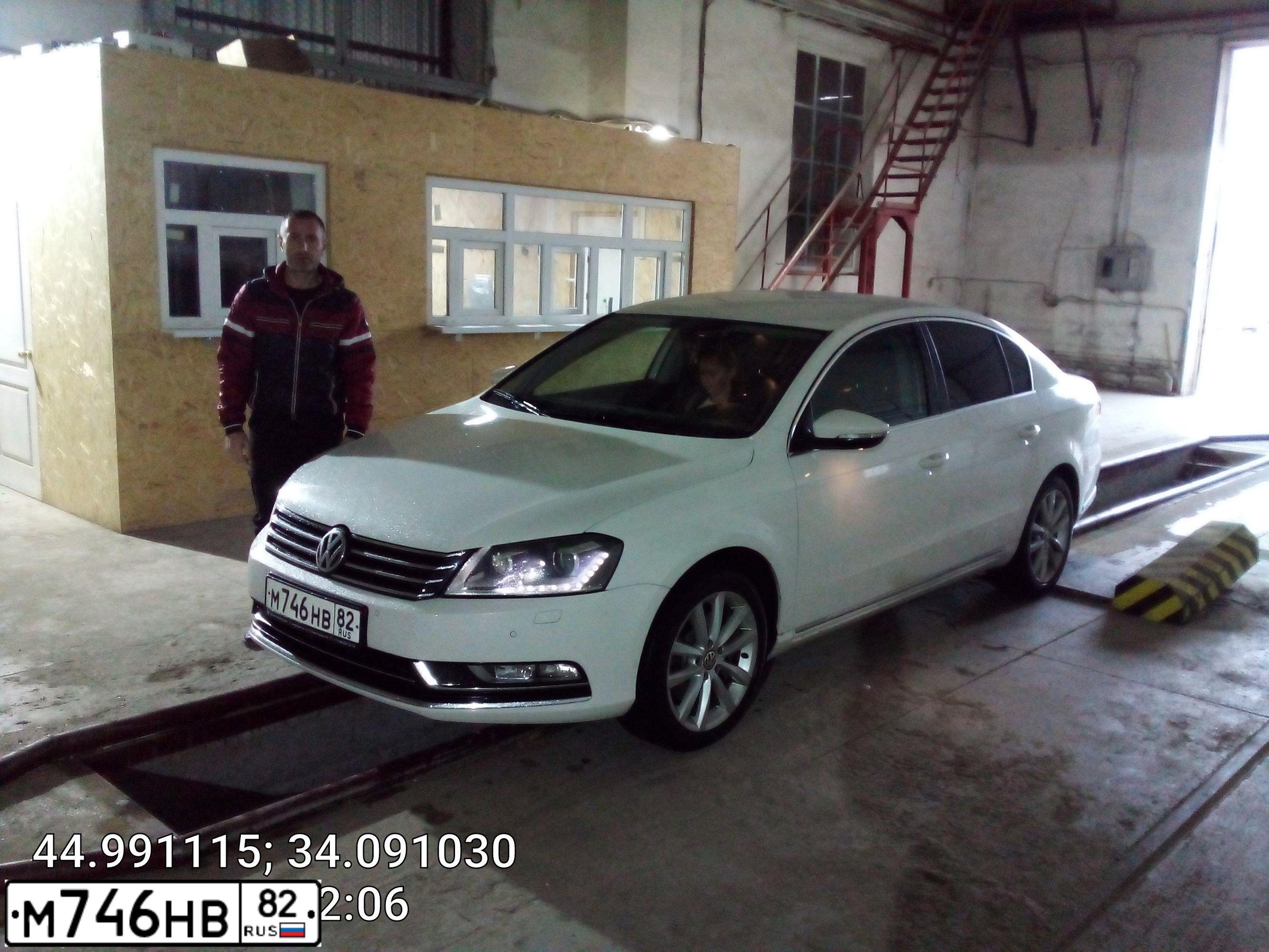Фото автомобиля VOLKSWAGEN PASSAT, 2011 — госномер Н113МК82. Цвет: Белый