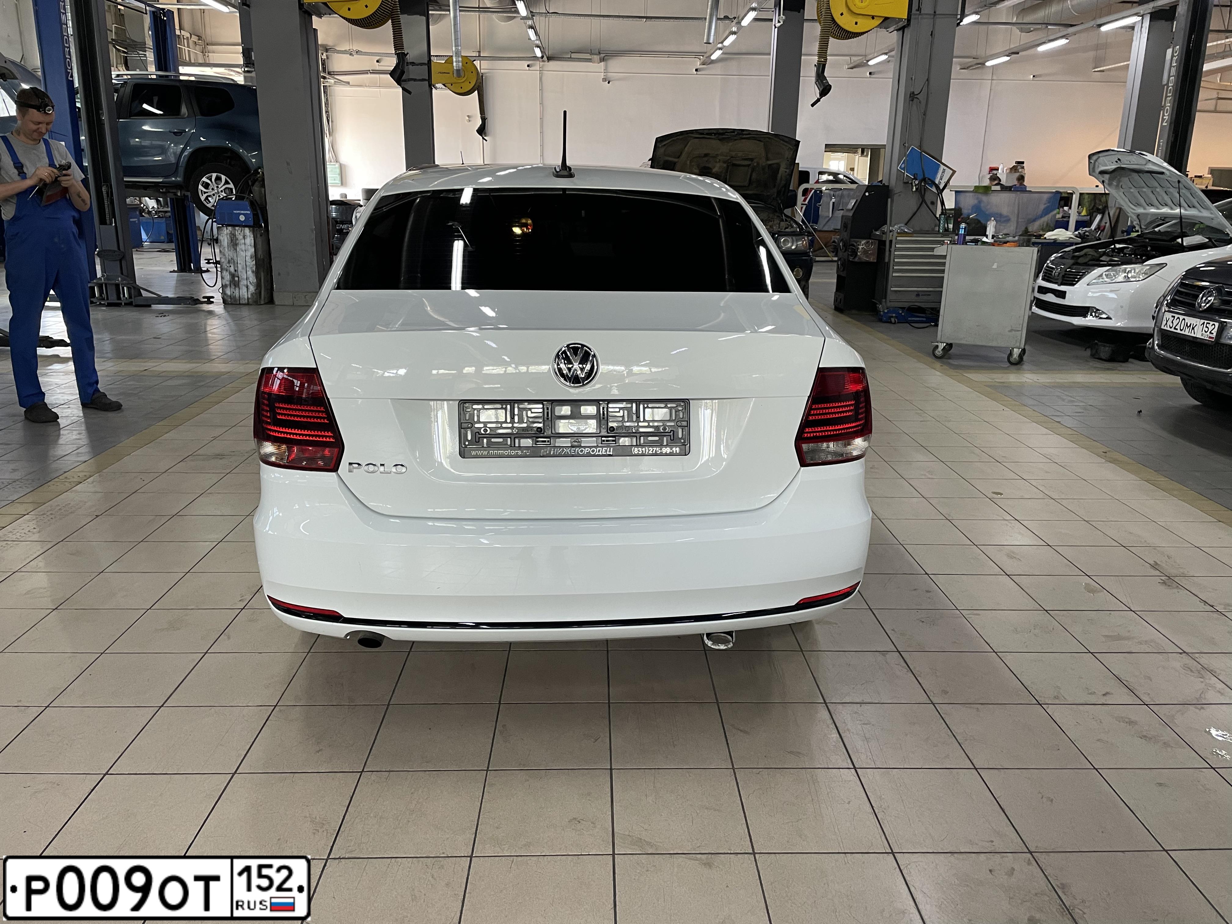 Фото автомобиля VOLKSWAGEN POLO, 2018 — госномер Р009ОТ152. Цвет: Белый