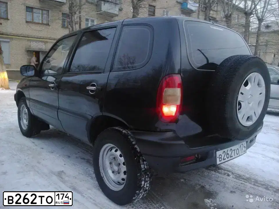 Фото автомобиля CHEVROLET NIVA, 2006 — госномер Т565КС774. Цвет: ЧЕРНО-СИНИЙ