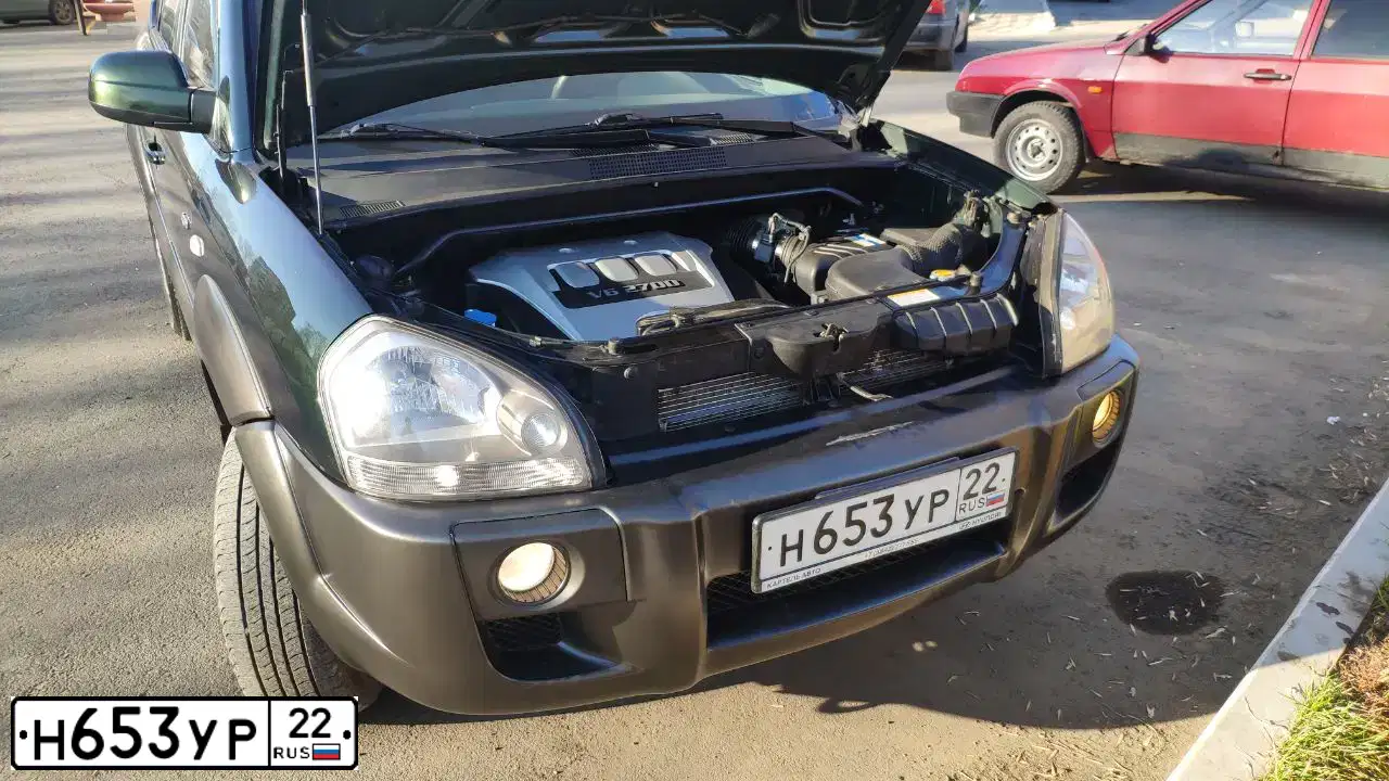 Фото автомобиля HYUNDAI TUCSON, 2006 — госномер Н653УР22. Цвет: Темно-зеленый