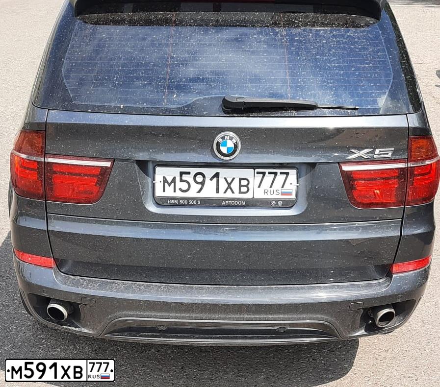Фото автомобиля BMW X5, 2011 — госномер Т737УУ198. Цвет: ТЕМНО СЕРЫЙ