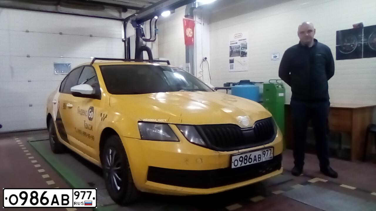 Фото автомобиля SKODA OCTAVIA, 2019 — госномер О986АВ977. Цвет: ЖЕЛТЫЙ