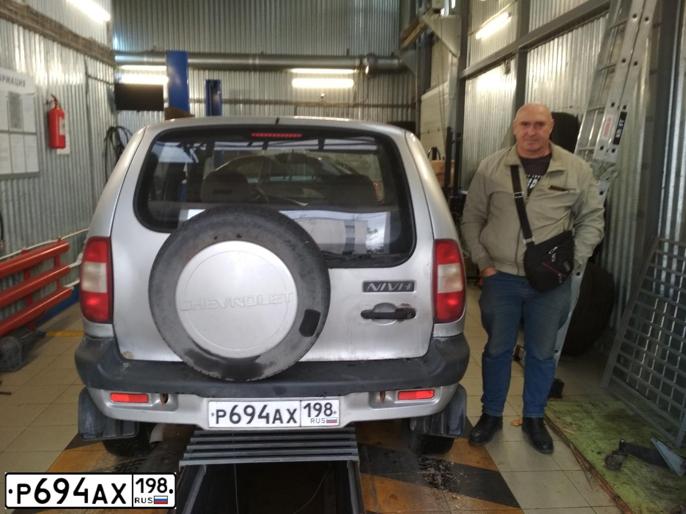 Фото автомобиля CHEVROLET NIVA, 2004 — госномер Е851МК147. Цвет: Светло-серебристый металик