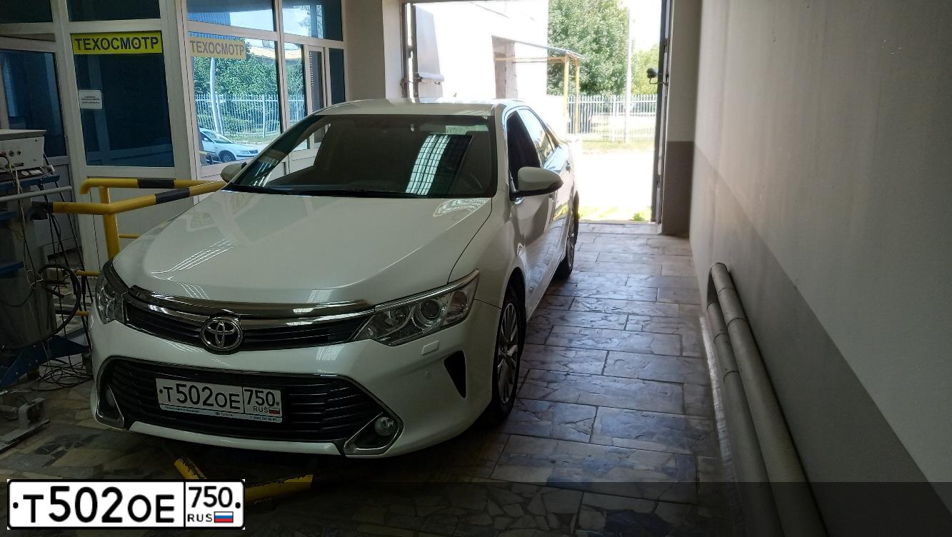 Фото автомобиля TOYOTA CAMRY, 2017 — госномер О163ОС761. Цвет: БЕЛЫЙ ПЕРЛАМУТР