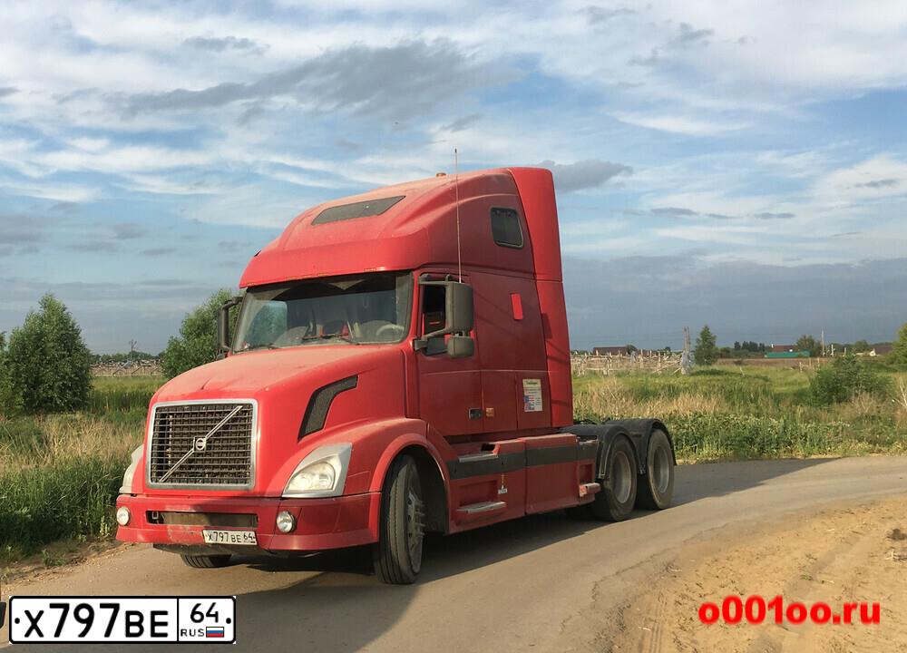 Фото автомобиля VOLVO SERIE VNL /6X4/, 2005 — госномер Х797ВЕ64. Цвет: КРАСНЫЙ