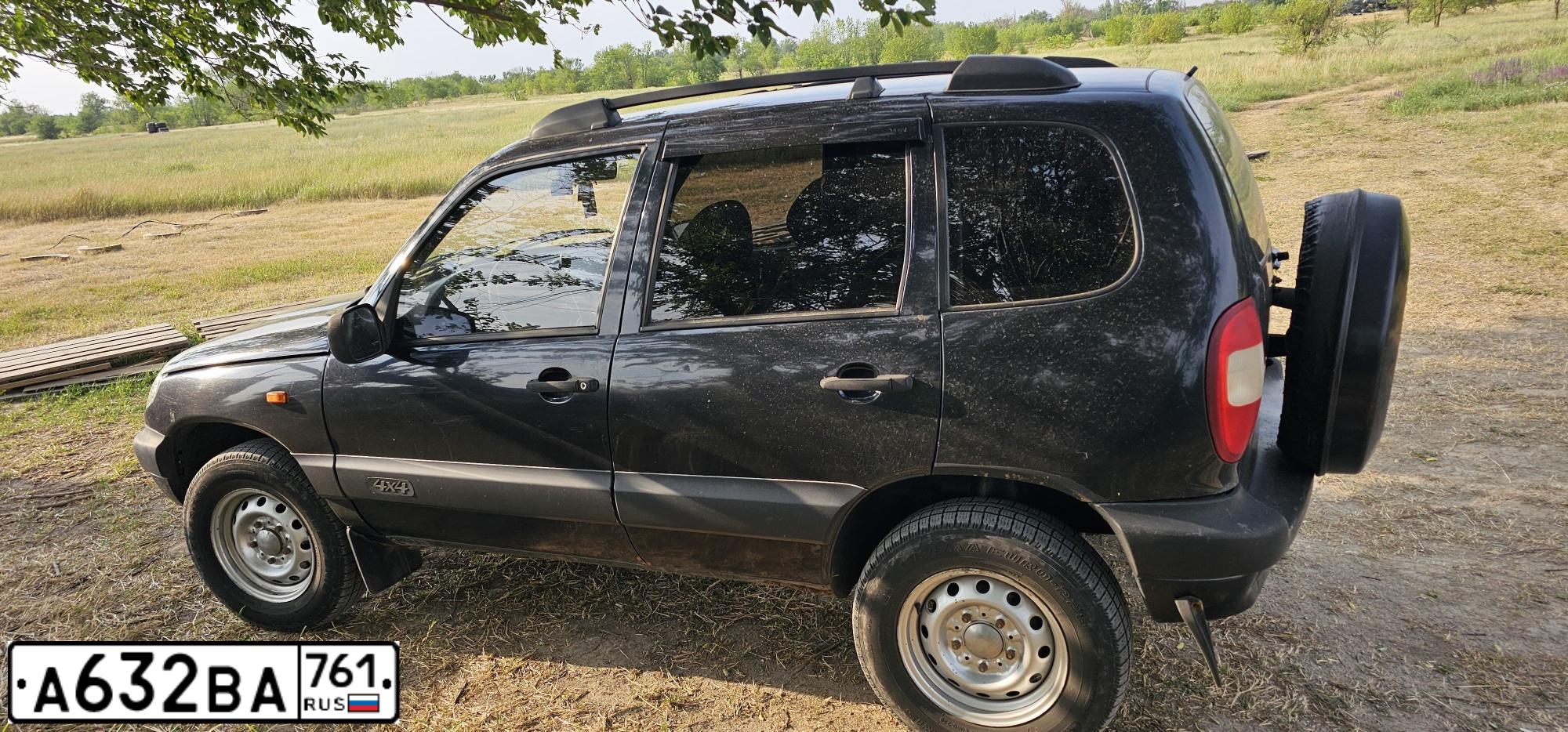 Фото автомобиля CHEVROLET NIVA, 2008 — госномер А632ВА761. Цвет: Черно-синий металлик