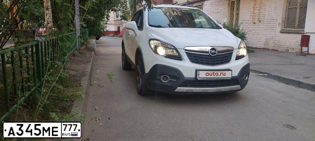 Фото автомобиля OPEL MOKKA, 2014 — госномер А345МЕ777. Цвет: Белый