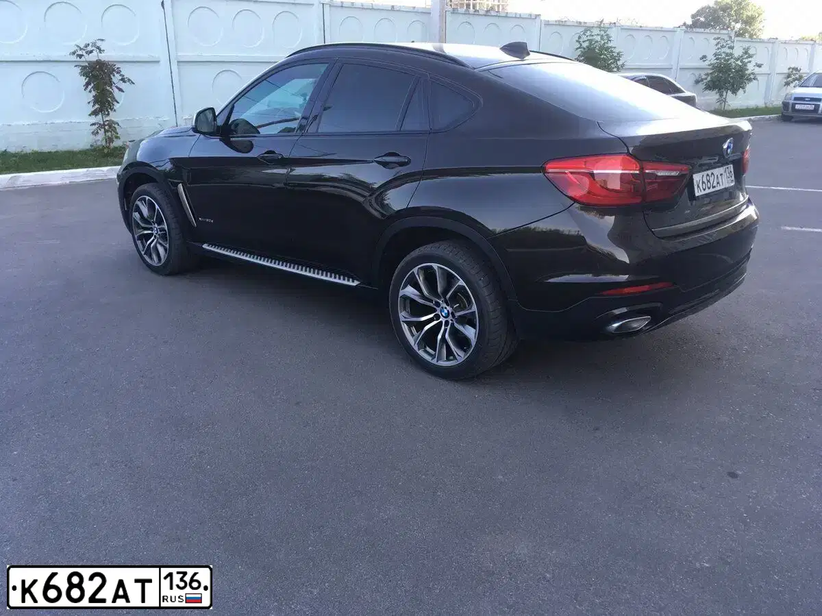 Фото автомобиля BMW X6, 2017 — госномер Е047КУ702. Цвет: Коричневый