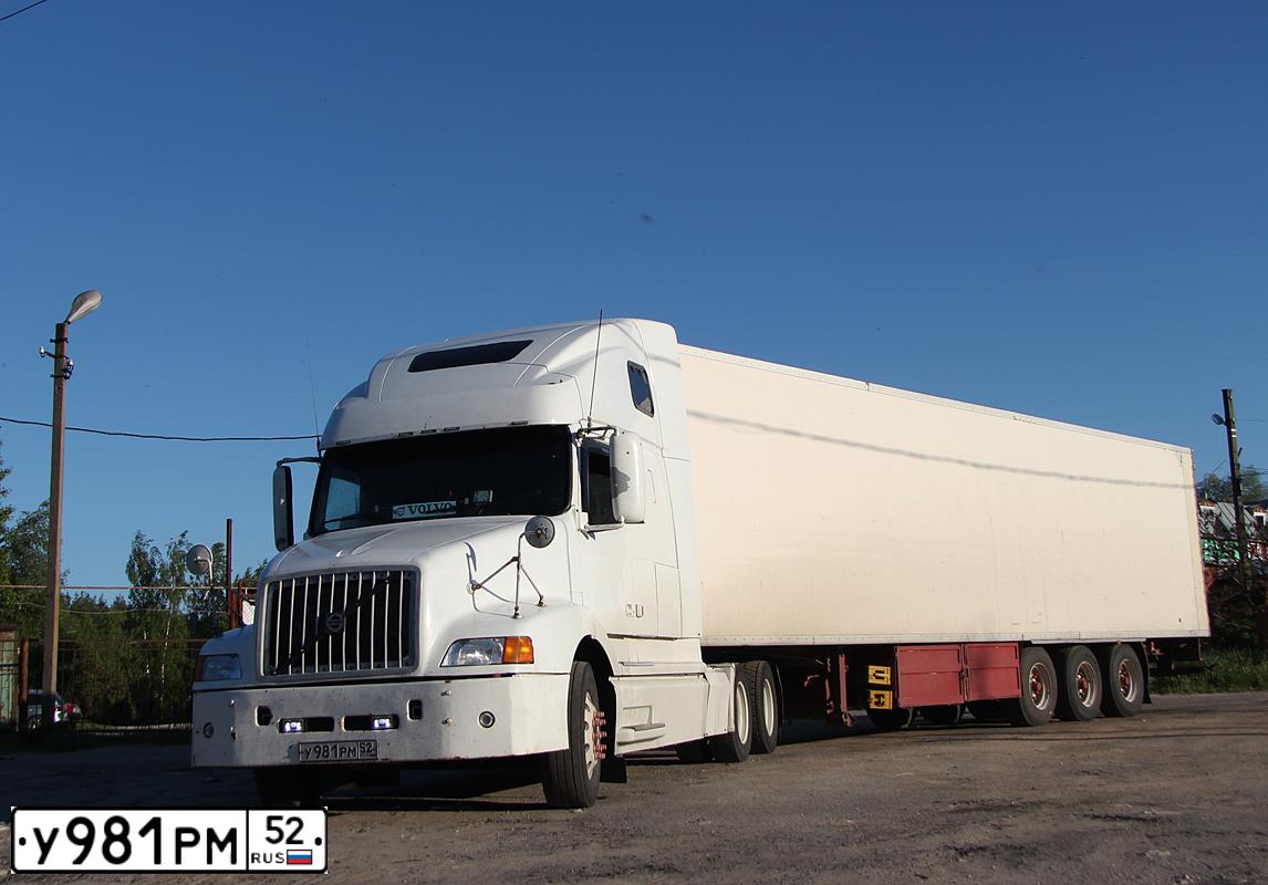 Фото автомобиля VOLVO SERIE VNL /6X4/, 2002 — госномер У981РМ52. Цвет: Белый