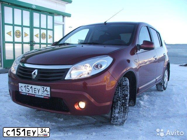 Фото автомобиля RENAULT SANDERO, 2011 — госномер С151ЕУ34. Цвет: Красный