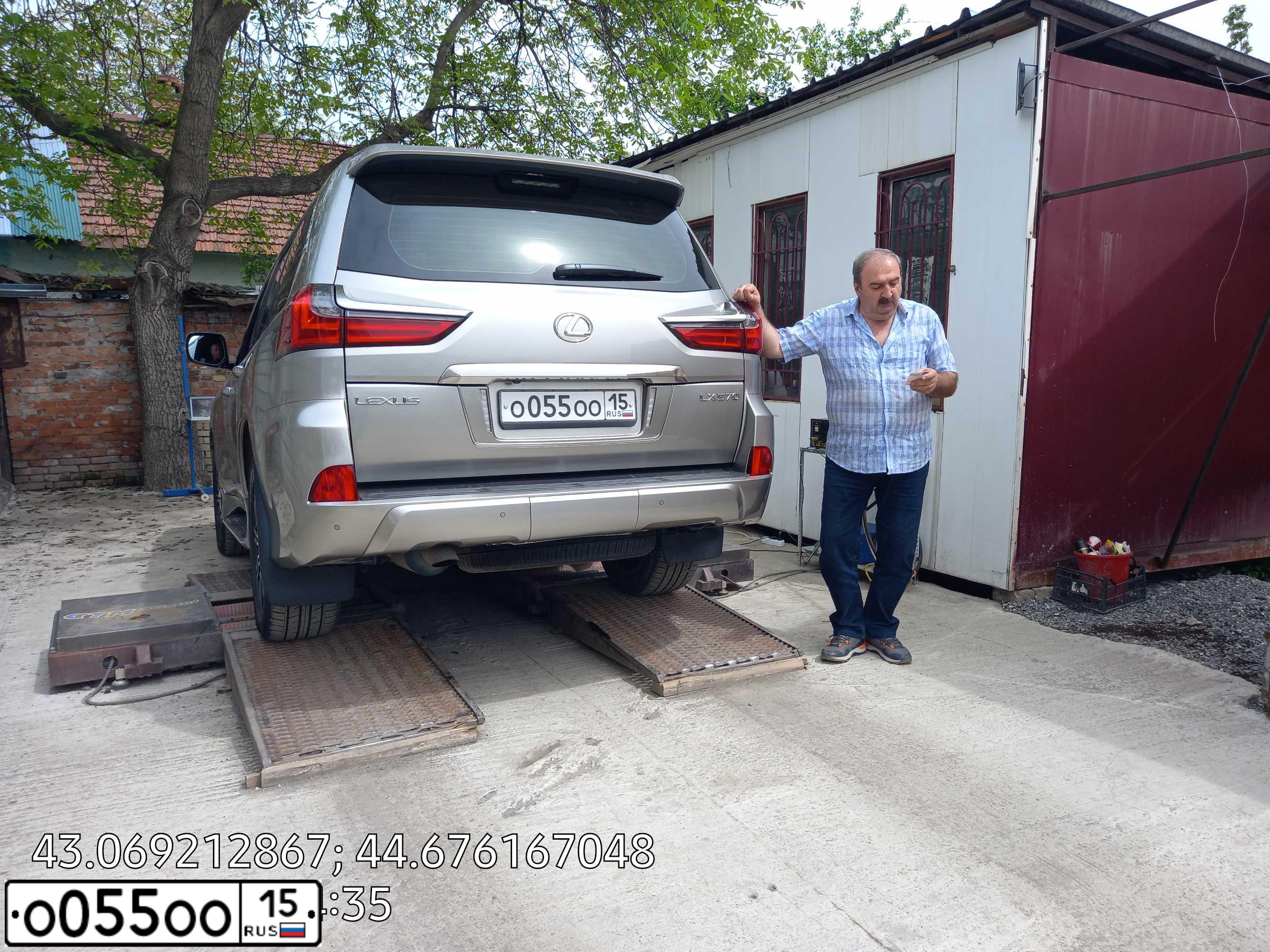 Фото автомобиля CADILLAC ESCALADE, 2020 — госномер Е503РВ15. Цвет: Белый