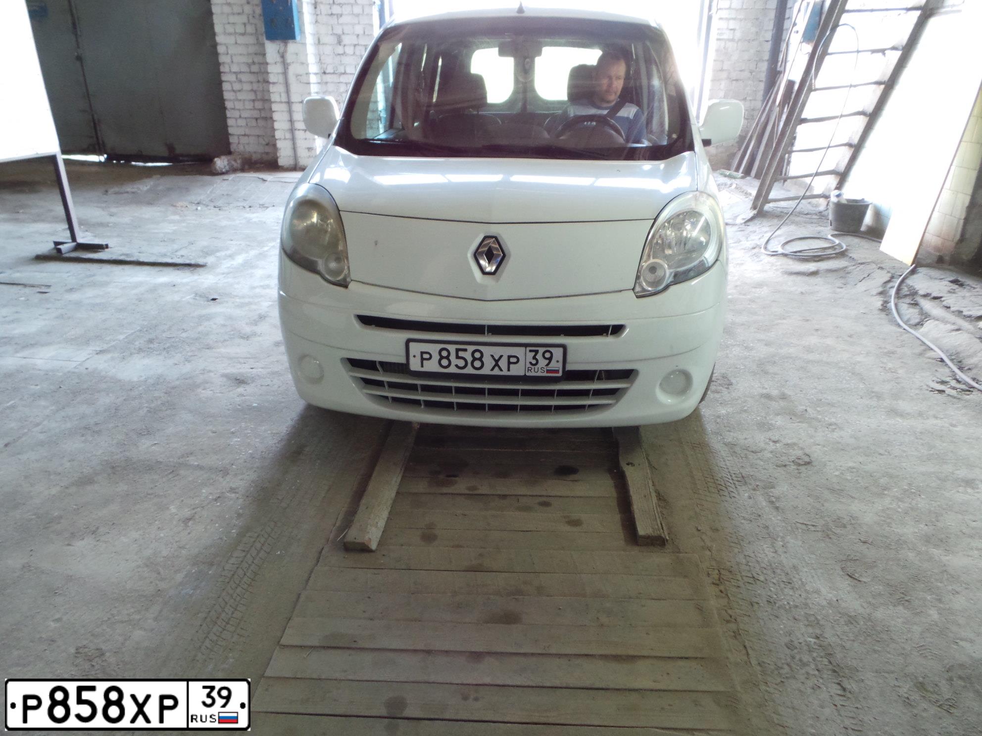 Фото автомобиля RENAULT KANGOO, 2008 — госномер Т666ТТ39. Цвет: Белый