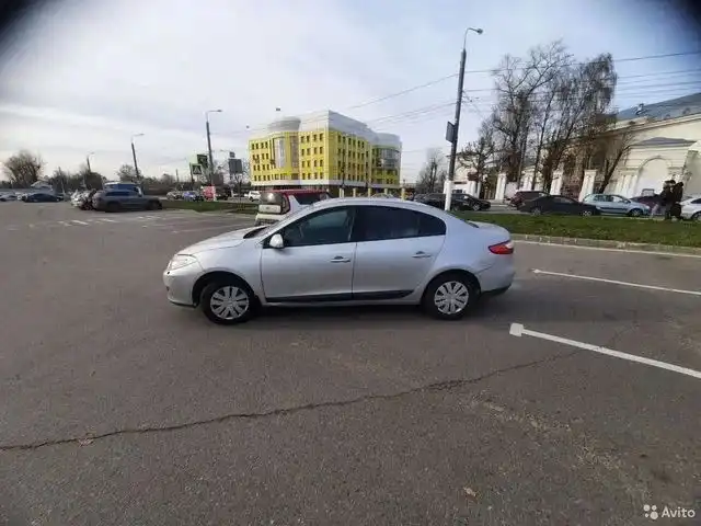 Фото автомобиля RENAULT FLUENCE, 2013 — госномер К277ЕМ53. Цвет: СВЕТЛО-СЕРЫЙ