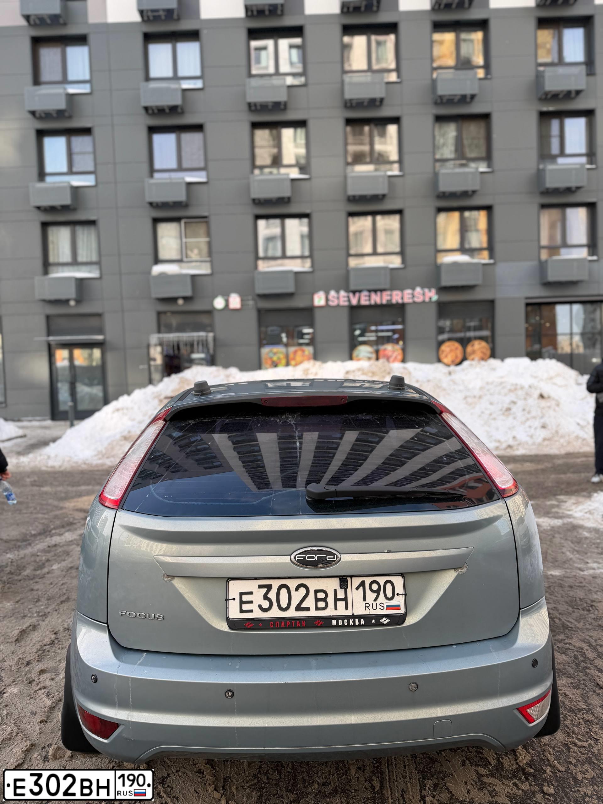 Фото автомобиля FORD FOCUS, 2009 — госномер Е302ВН190. Цвет: Серый