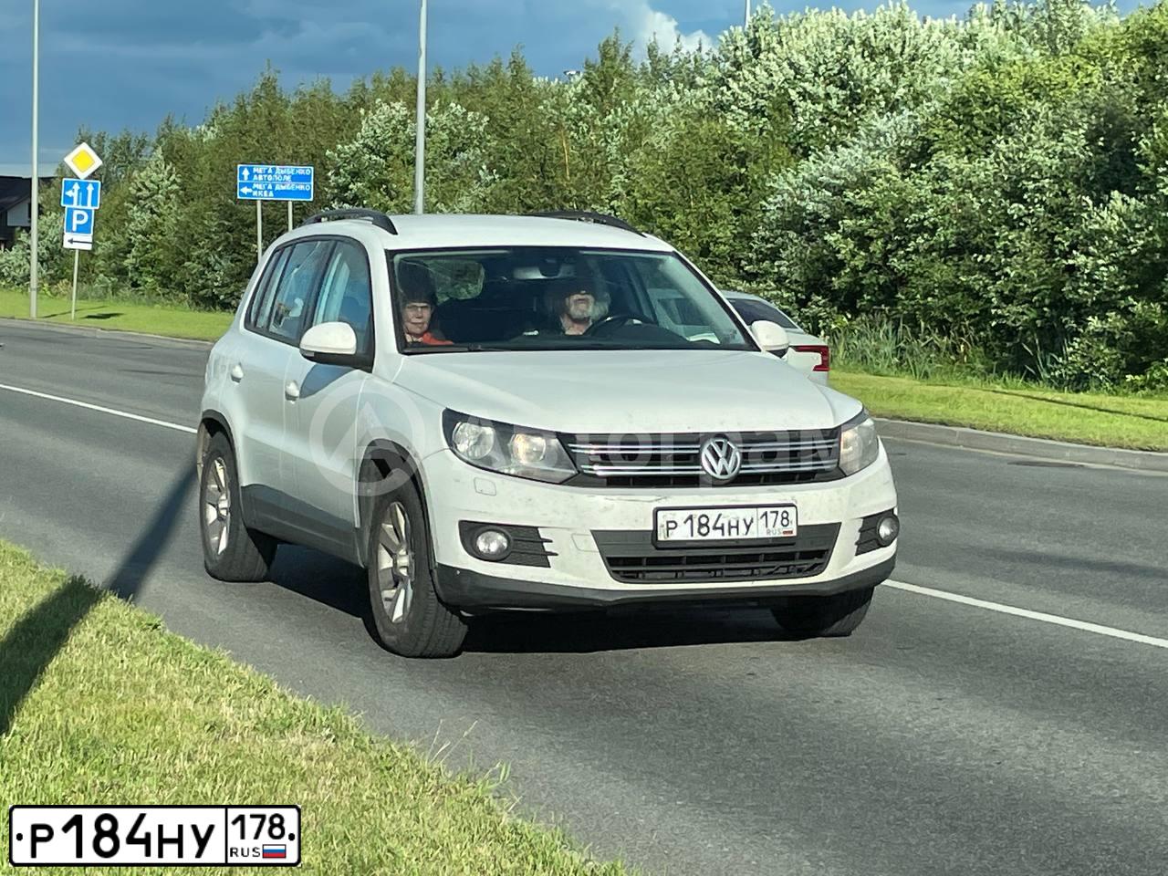 Фото автомобиля VOLKSWAGEN TIGUAN, 2013 — госномер Р184НУ178. Цвет: БЕЛЫЙ