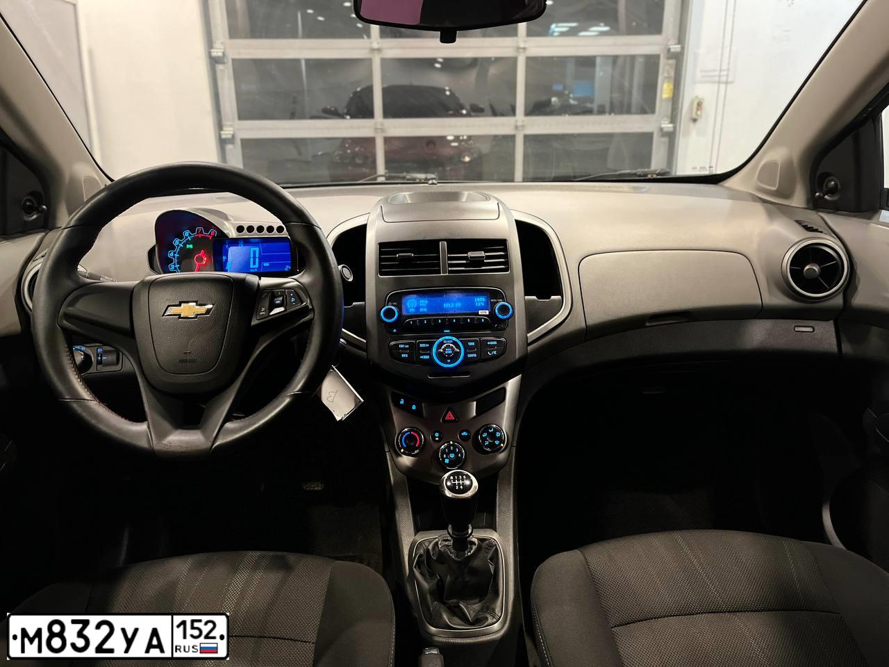 Фото автомобиля CHEVROLET AVEO, 2013 — госномер М682РЕ21