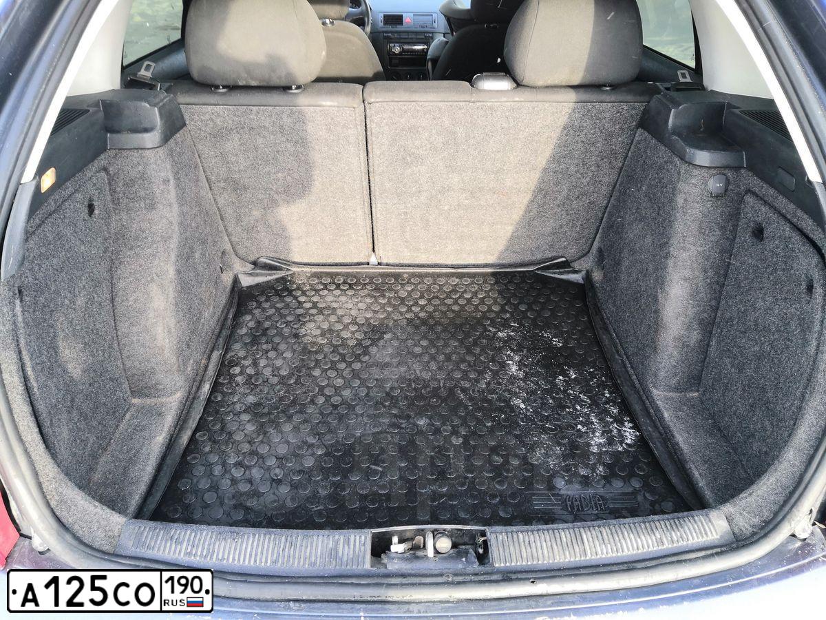 Фото автомобиля SKODA FABIA, 2006 — госномер С325РВ40. Цвет: ТЕМНО-СЕРЫЙ