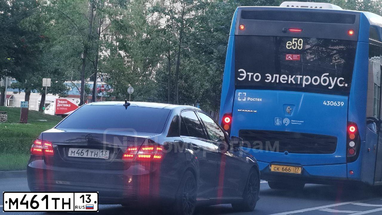 Фото автомобиля MERCEDES E-KLASSE, 2010 — госномер Е012МК197. Цвет: КРАСНО-КОРИЧНЕВЫЙ