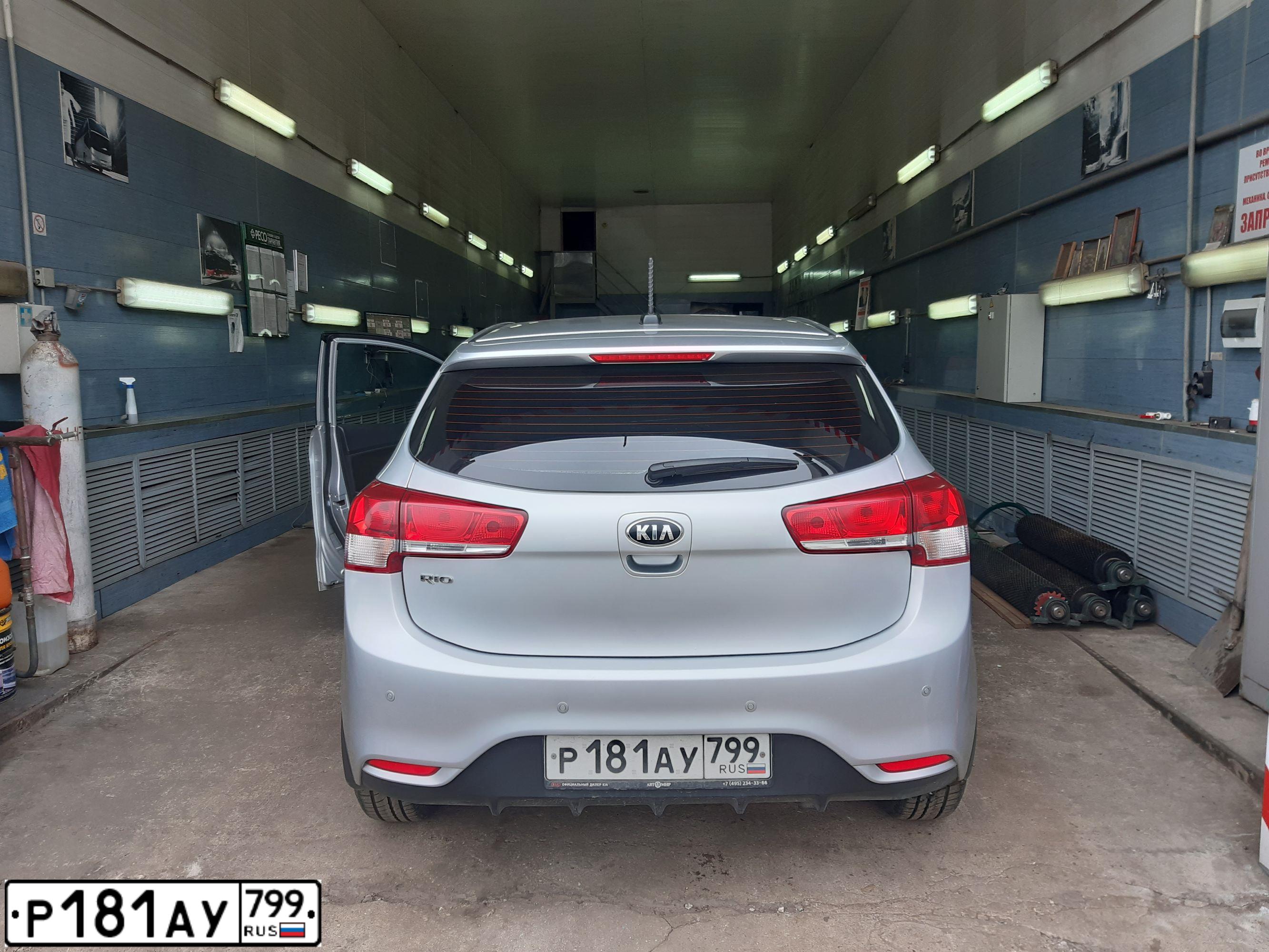 Фото автомобиля KIA RIO, 2017 — госномер Р181АУ799. Цвет: Серебристый
