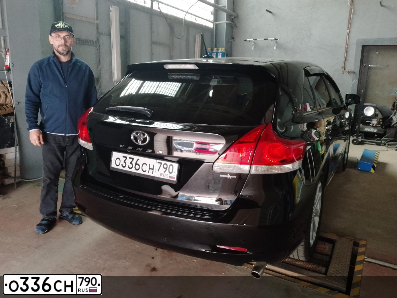 Фото автомобиля TOYOTA VENZA, 2010 — госномер Х009АМ154. Цвет: ЧЕРНЫЙ