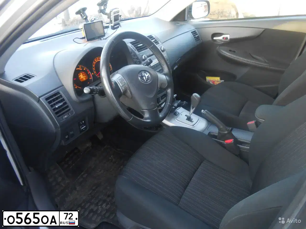 Фото автомобиля TOYOTA COROLLA, 2008 — госномер Р072ХХ72. Цвет: (БЕЛЫЙ)СЕРЕБРИСТЫЙ