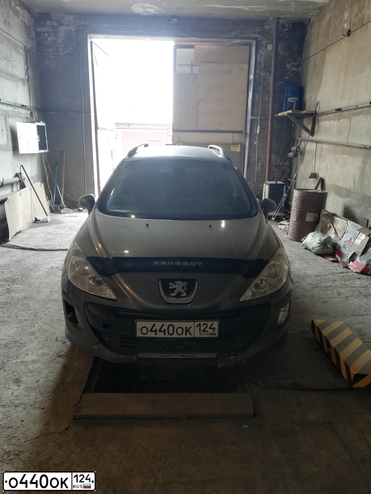 Фото автомобиля PEUGEOT 308, 2008 — госномер О440ОК124. Цвет: Серый