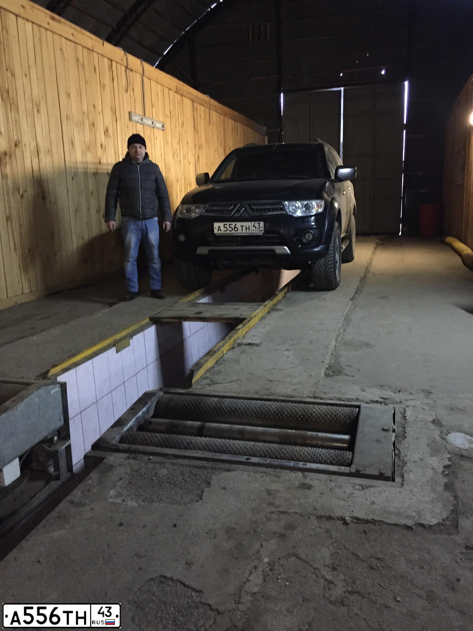Фото автомобиля MITSUBISHI PAJERO, 2013 — госномер А142СХ252. Цвет: ЧЕРНЫЙ