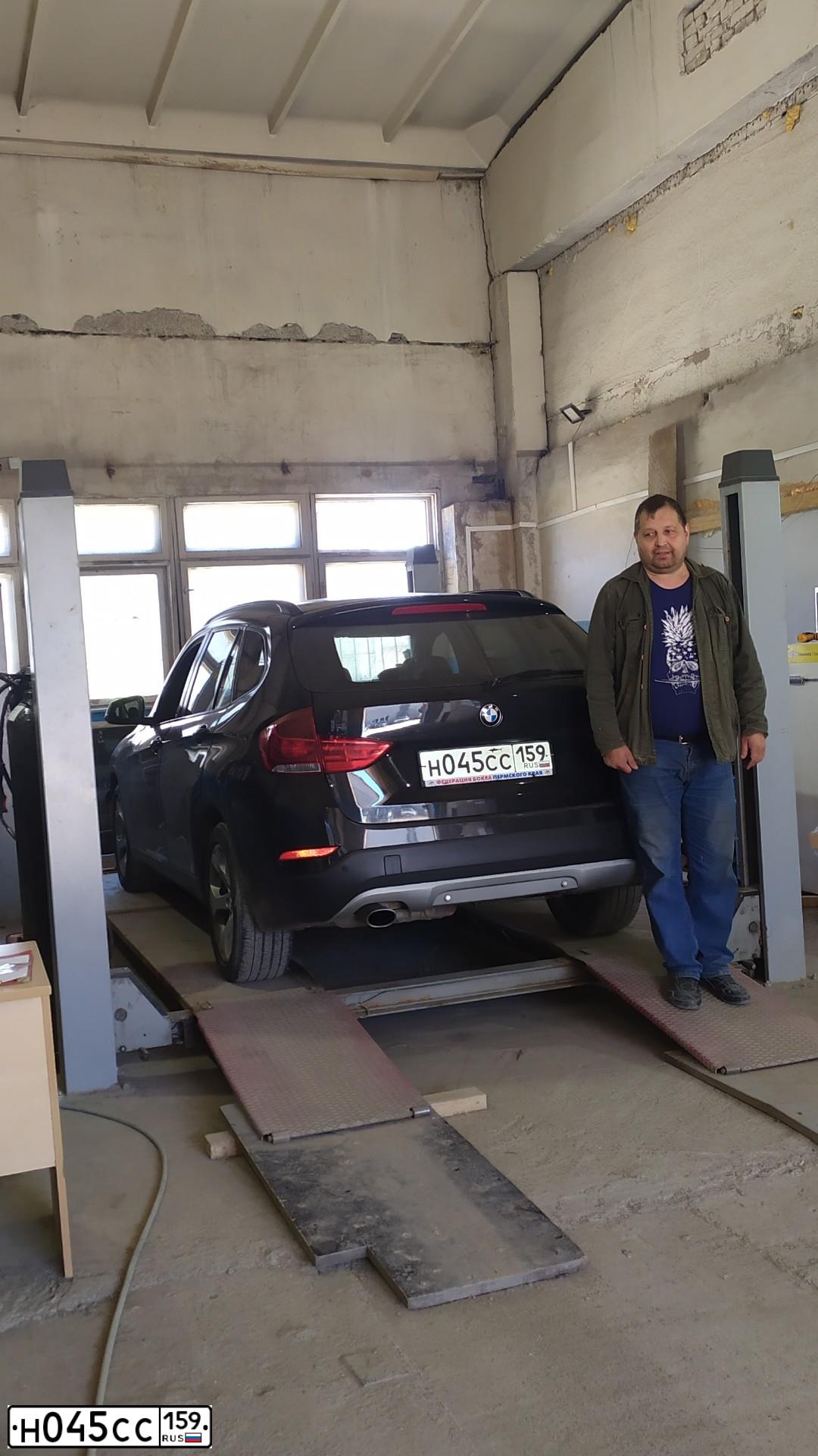 Фото автомобиля BMW X1, 2013 — госномер Р206КЕ186. Цвет: ЧЕРНЫЙ