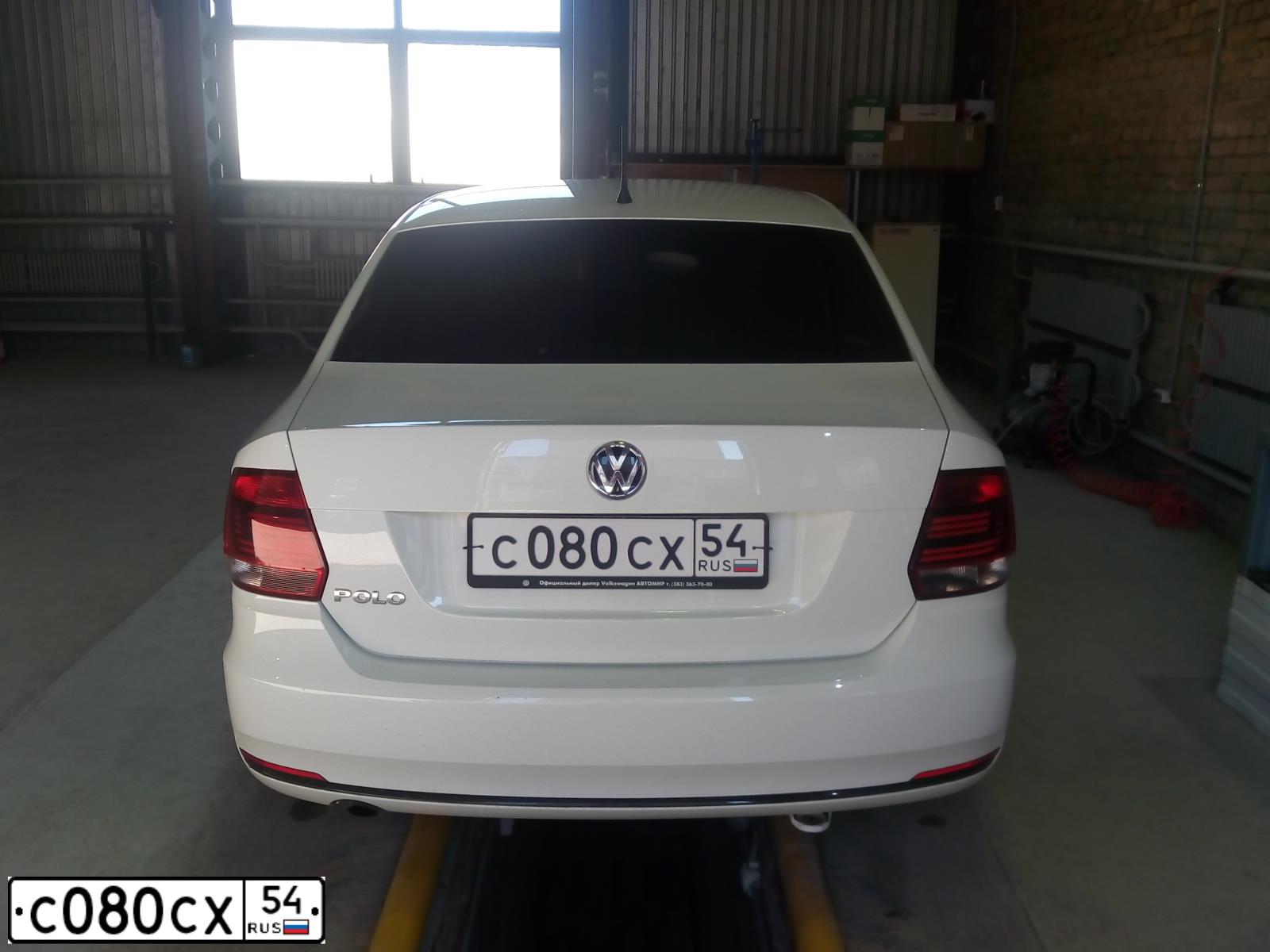 Фото автомобиля VOLKSWAGEN POLO, 2016 — госномер С080СХ54. Цвет: Белый