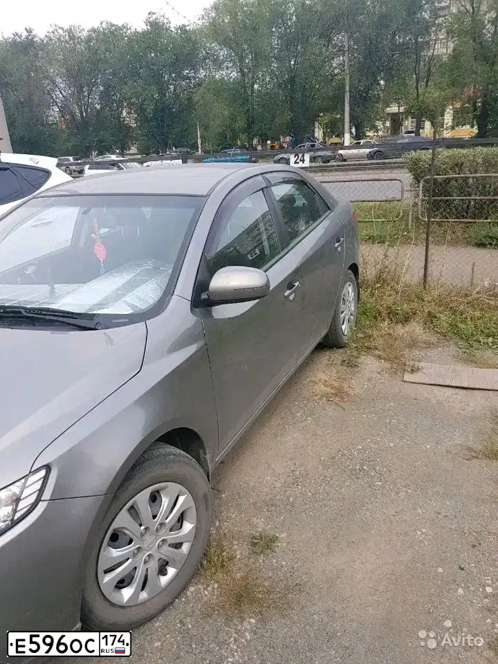 Фото автомобиля KIA CERATO, 2012 — госномер Е596ОС174. Цвет: БЕЛЫЙ
