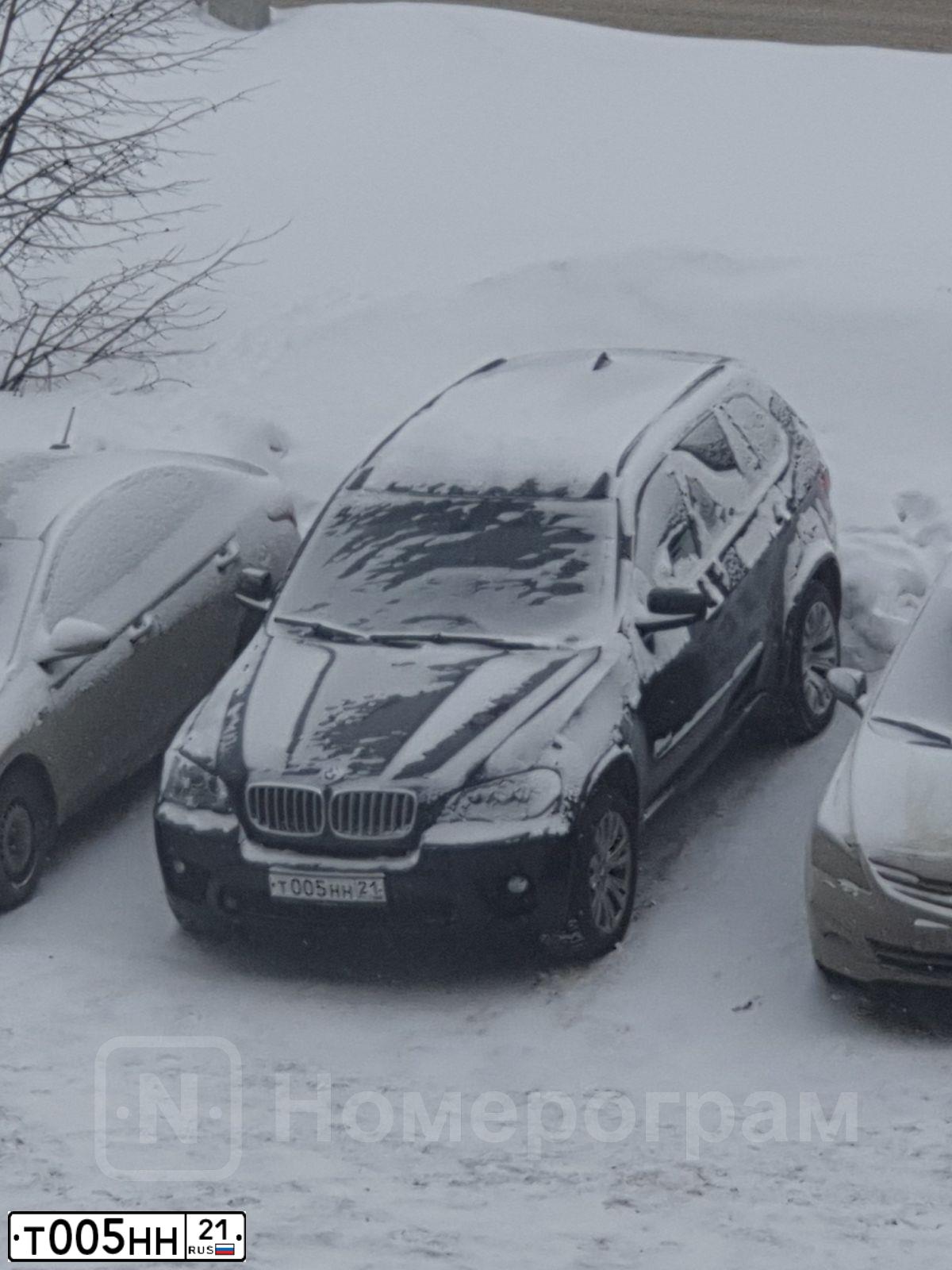 Фото автомобиля BMW X5, 2011 — госномер Т005НН21. Цвет: ЧЕРНЫЙ