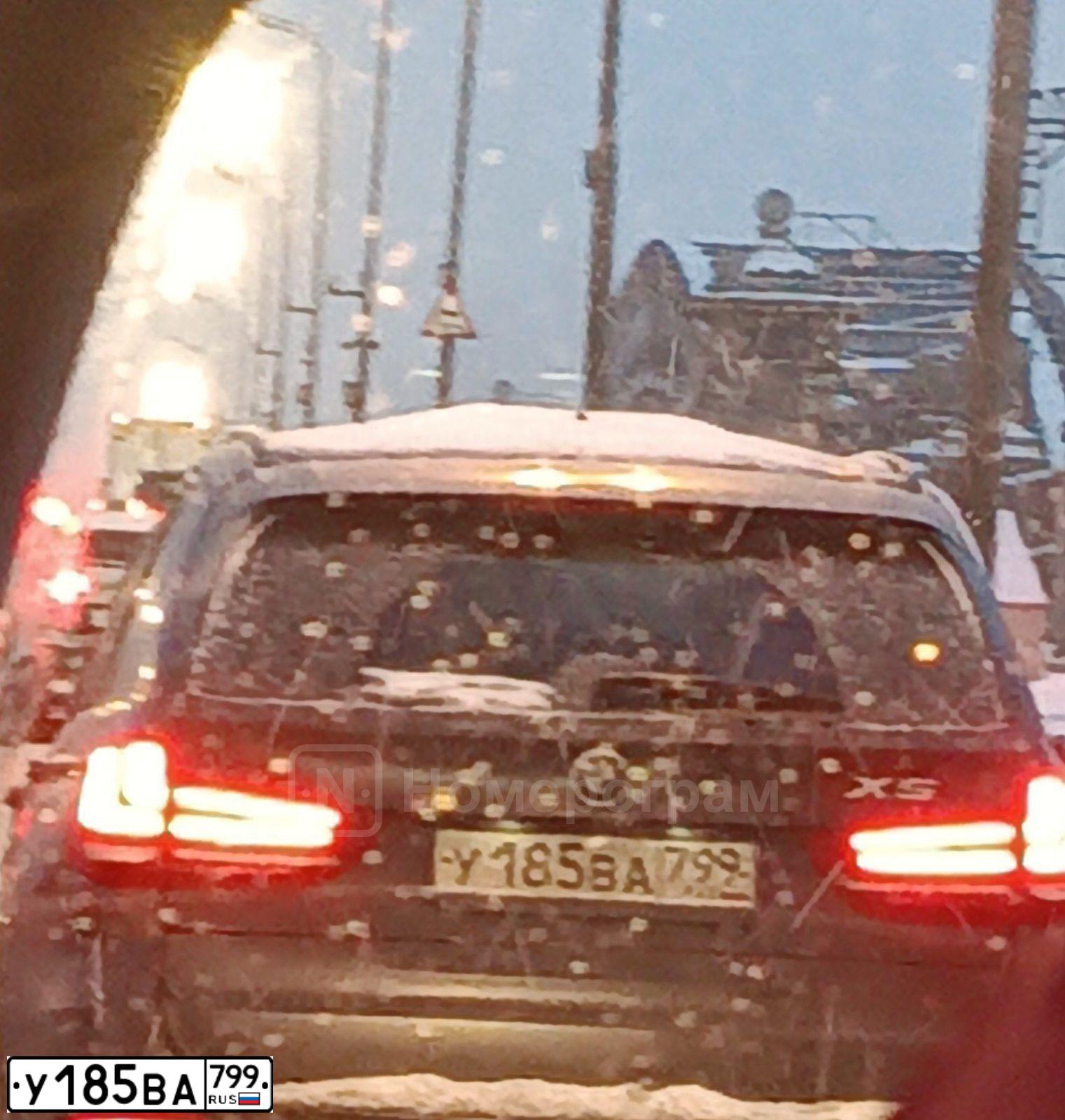 Фото автомобиля BMW X5, 2017 — госномер У185ВА799. Цвет: Коричневый