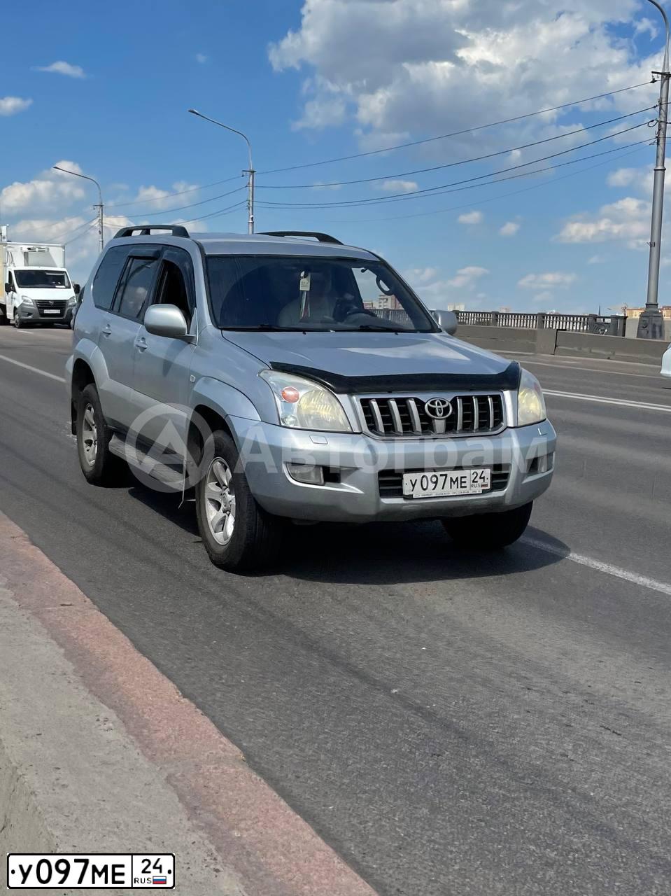 Фото автомобиля TOYOTA LANDCRUISER, 2006 — госномер У097МЕ24. Цвет: СЕРЫЙ