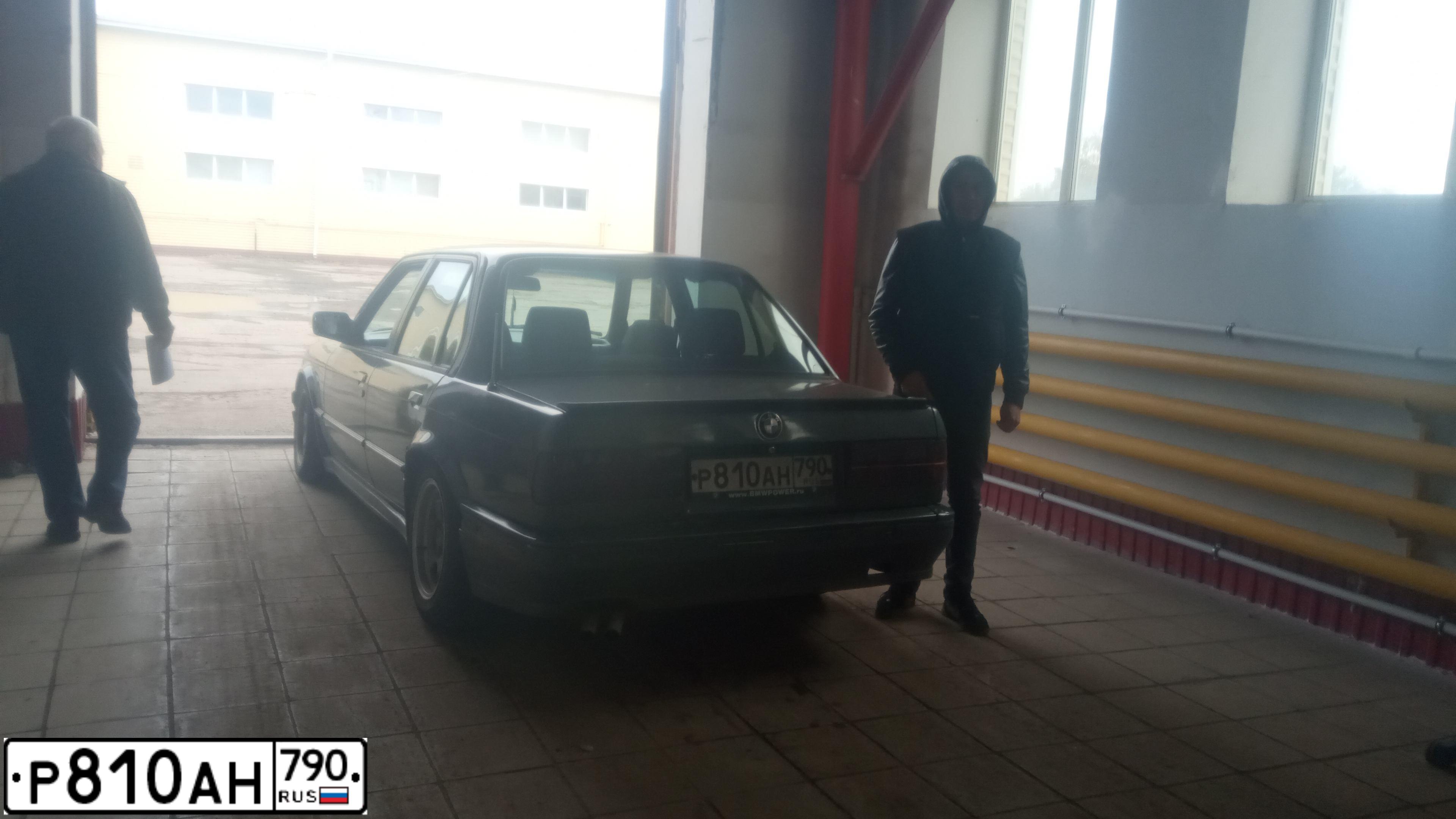 Фото автомобиля BMW SERIE 3, 1986 — госномер Р810АН790. Цвет: Серый